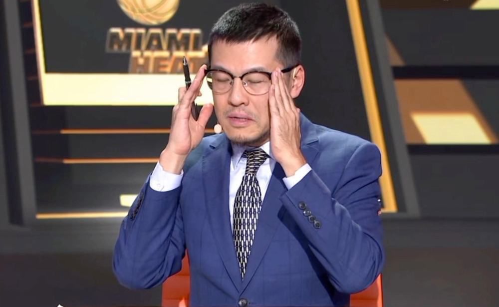 刘德华身穿设计感十足的黑色礼服，状态绝佳